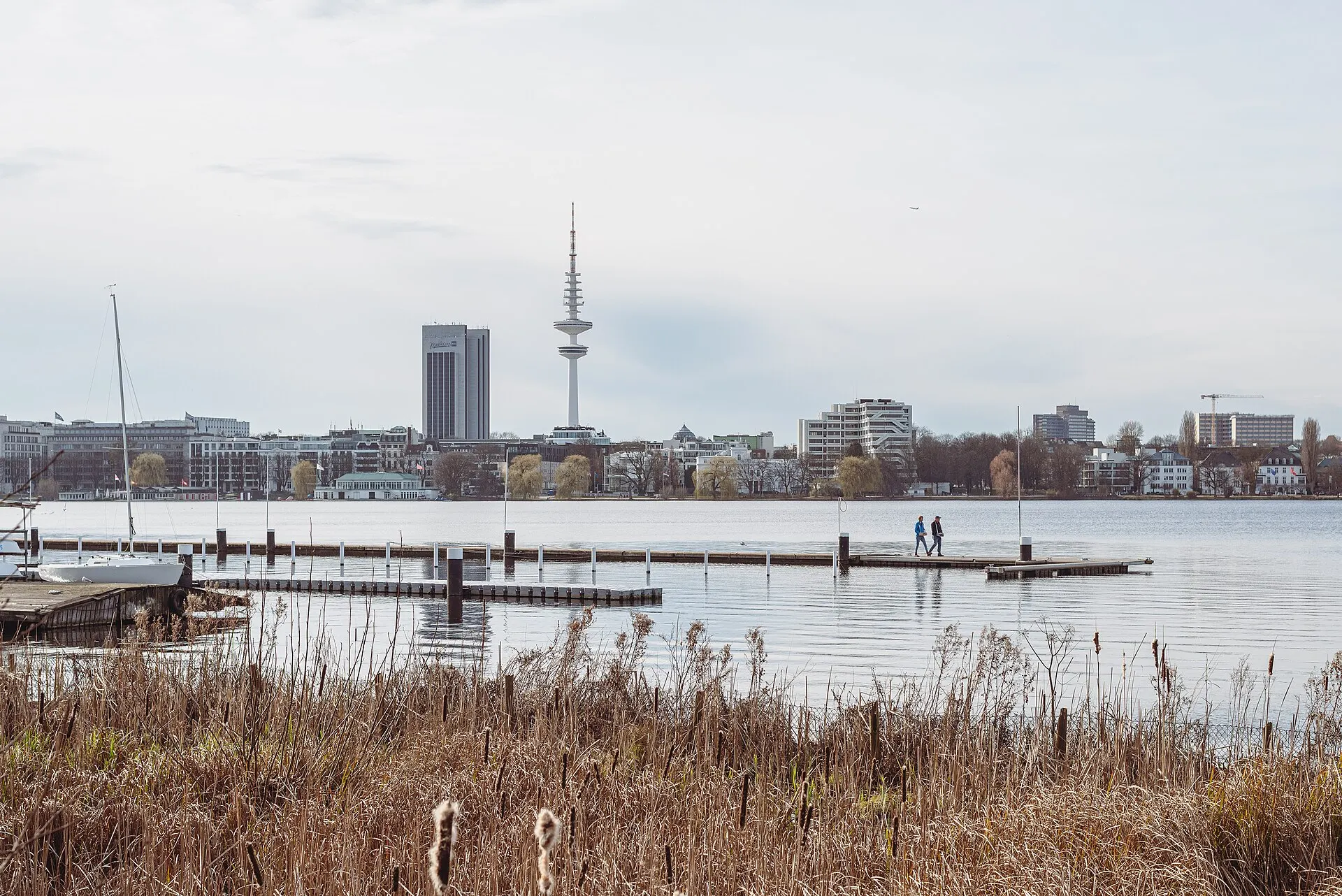 View across the Außenalster to the Heinrich-Hertz-Turm.