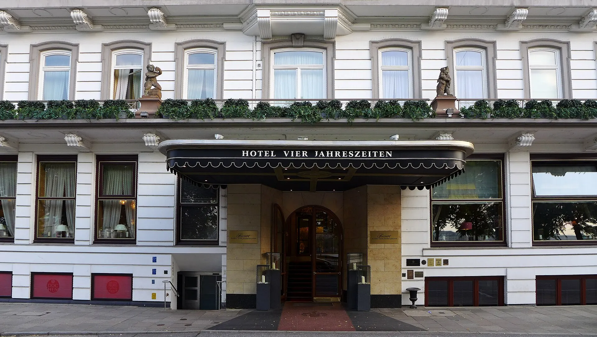 Eingang zum Hotel Vier Jahreszeiten am Neuen Jungfernstieg