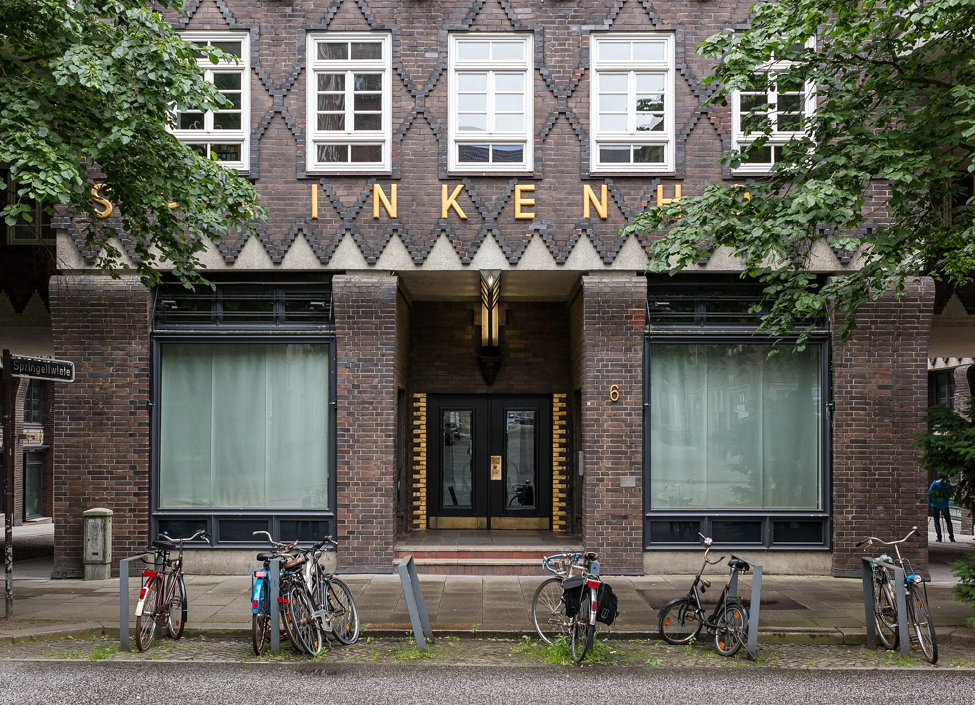 Eingang des Sprinkenhofs im Hamburger Kontorhausviertel mit goldenen Schriftzug