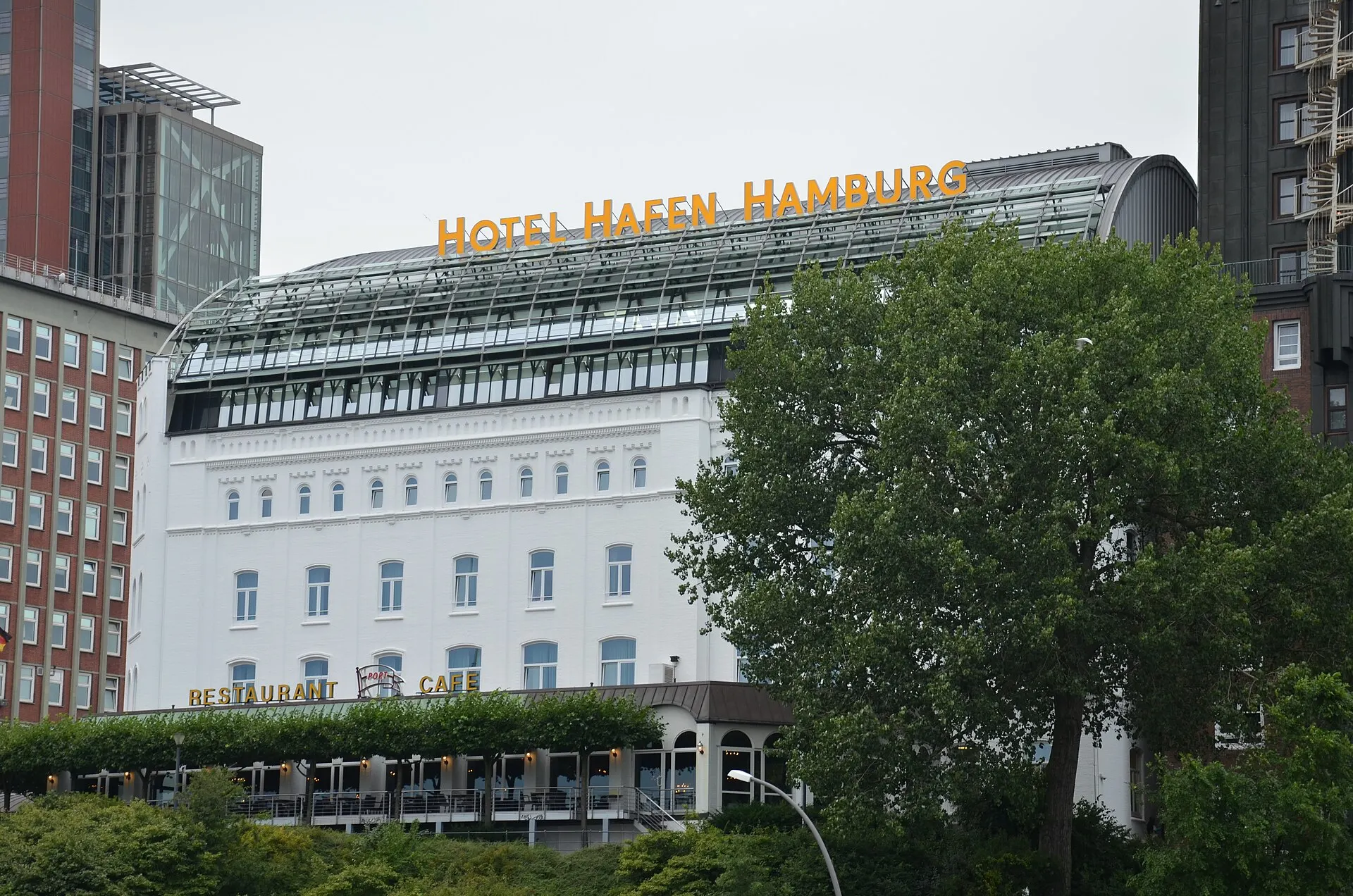 Hotel Hafen Hamburg oberhalb der St. Pauli Landungsbrücken