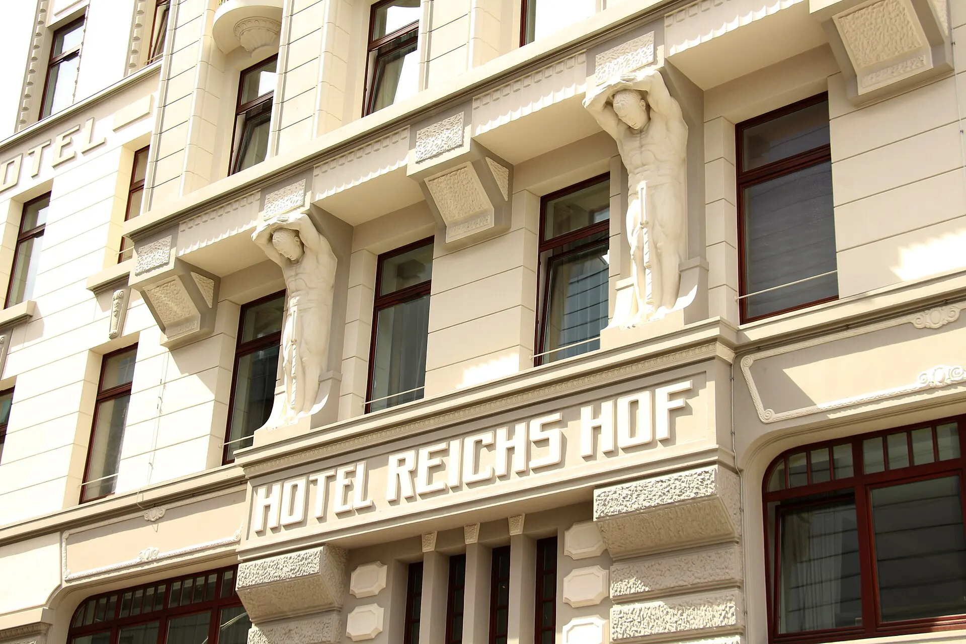 Fassade des Reichshof Hamburg nahe dem Hauptbahnhof