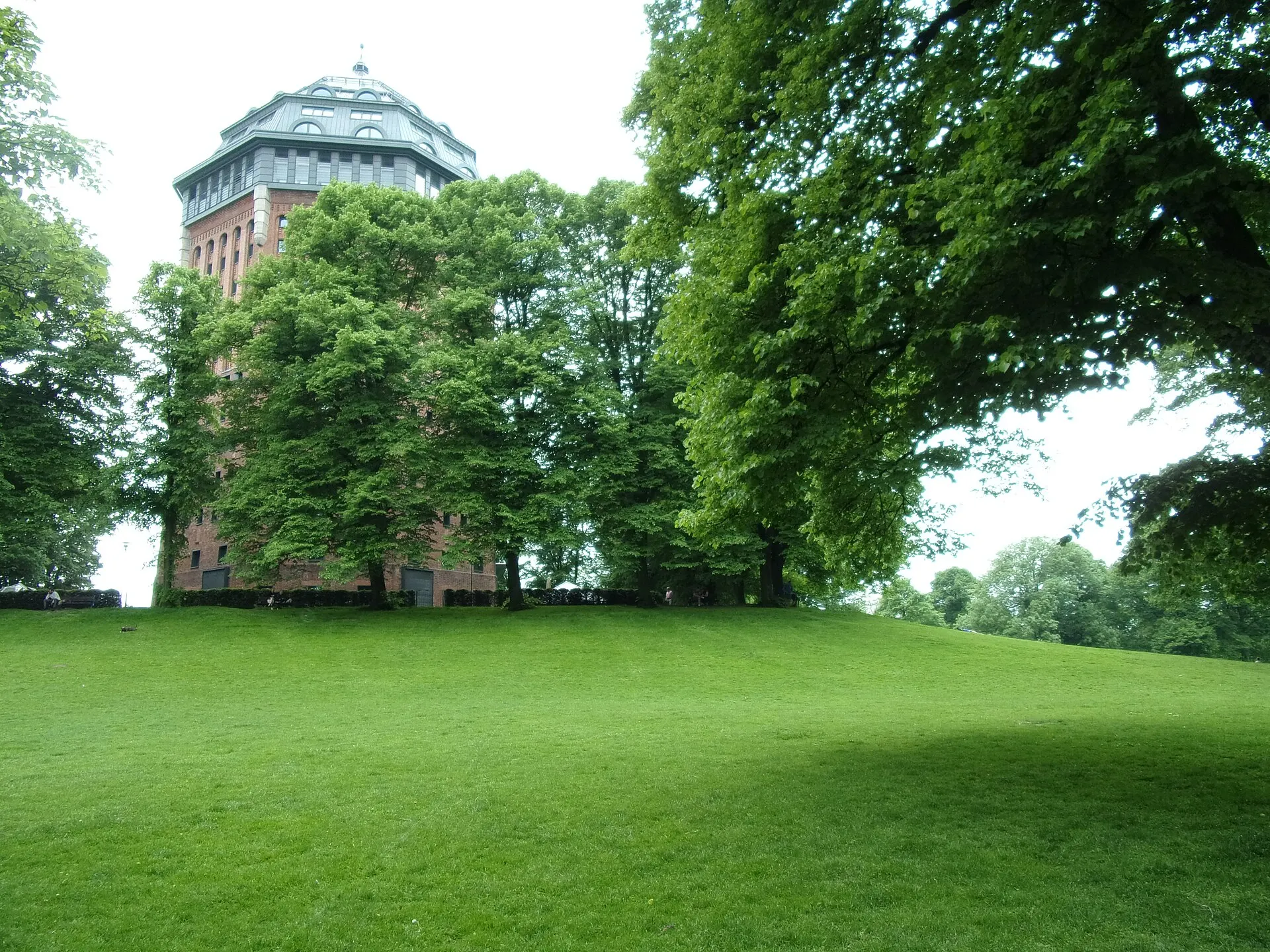 Der ehemalige Wasserturm im Schanzenpark befindet sich auf einer Anhöhe und wurde Anfang des 21. Jahrhunderts zum Hotel umgebaut.