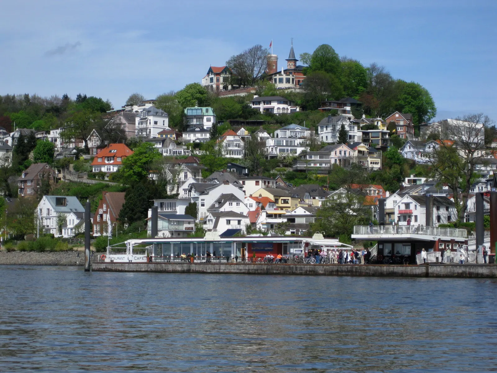 Blick auf den Süllberg in Hamburg-Blankenese