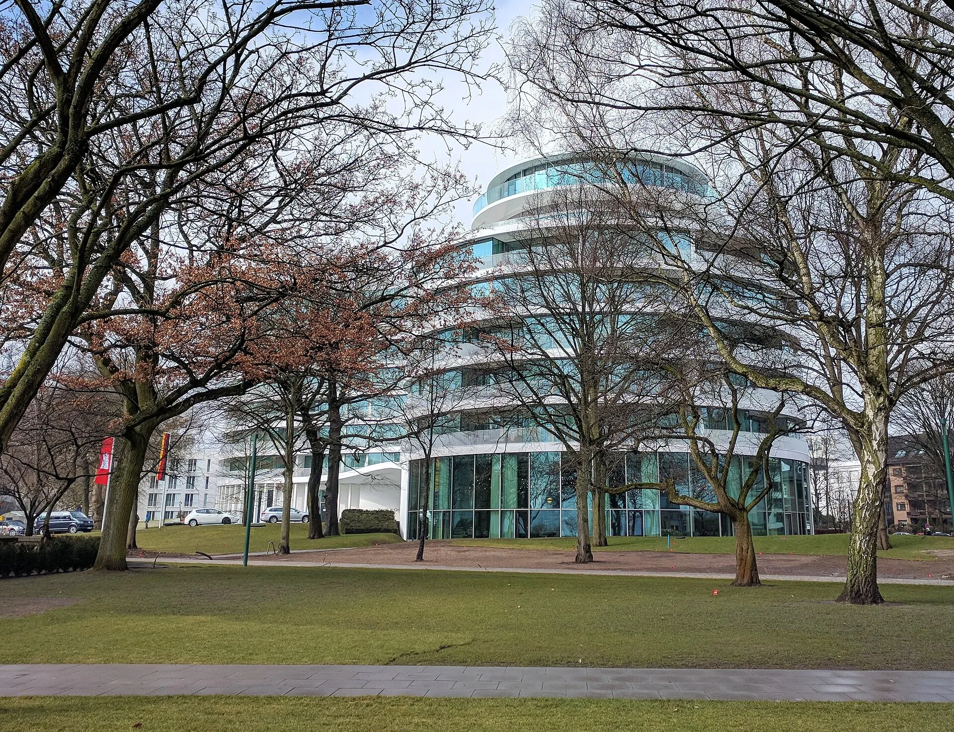 The Fontenay Hamburg – Alster-Front, geschwungener Hotelbau