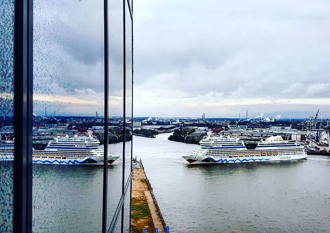 Ausblick aus dem Westin Hamburg in der Elbphilharmonie auf Hafen und HafenCity